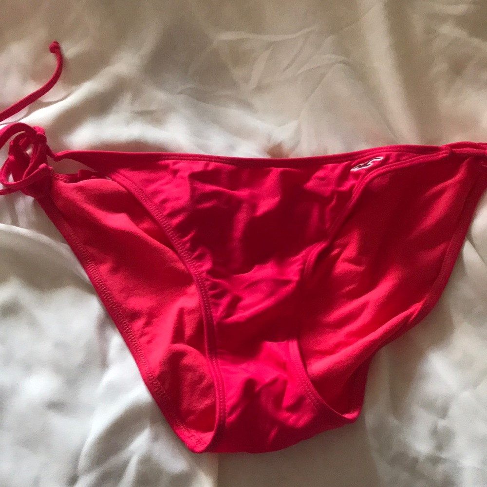 Bikinis - Picture 3 of 5